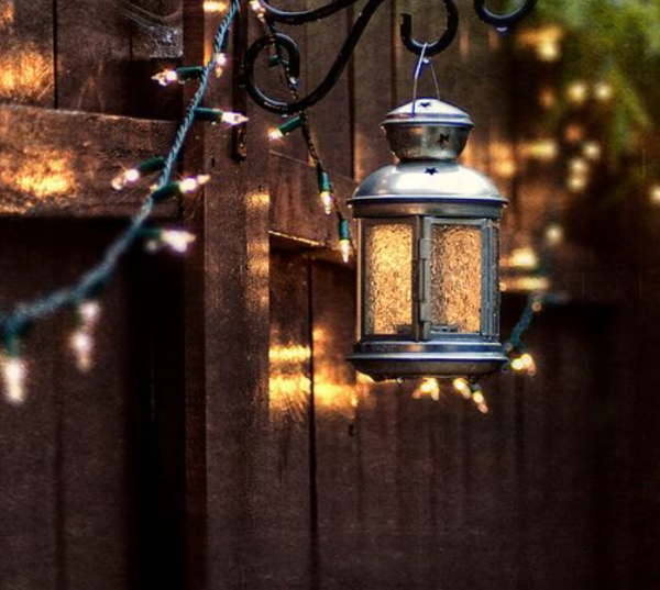 Pagar dengan lampion-lampion gantung